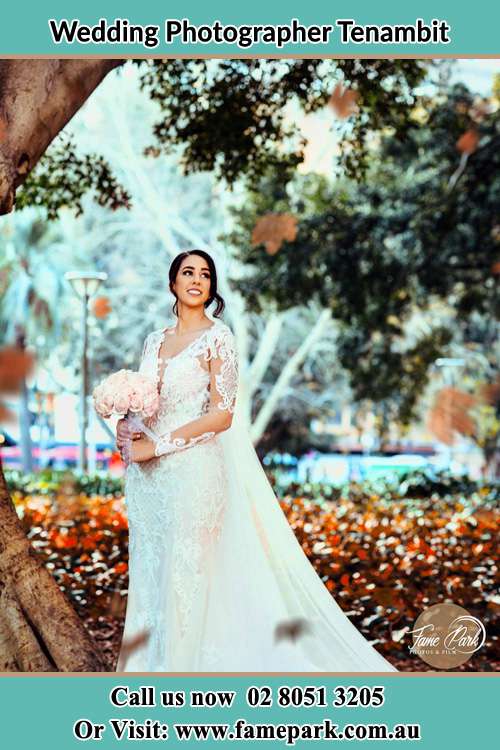 Photo of the Bride holding a bouquet of flowers in the garden Tenambit